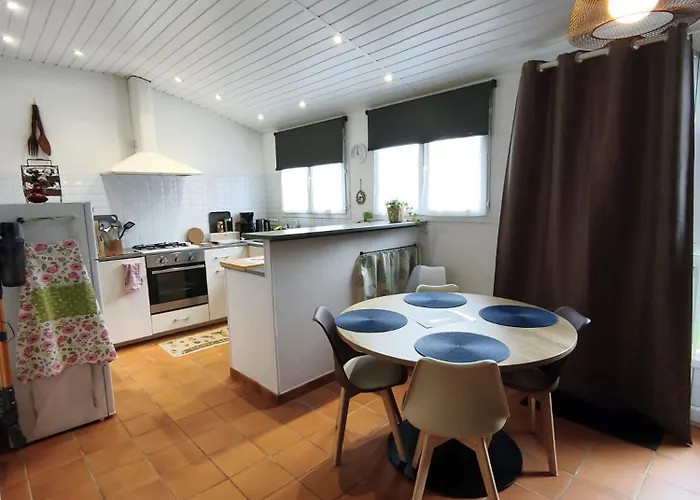 Holiday home La Petite Tourelle Ruelle De La Fontaine *